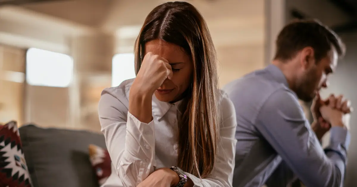 10 Anzeichen für untreue Frau: Erkenne die Warnsignale rechtzeitig