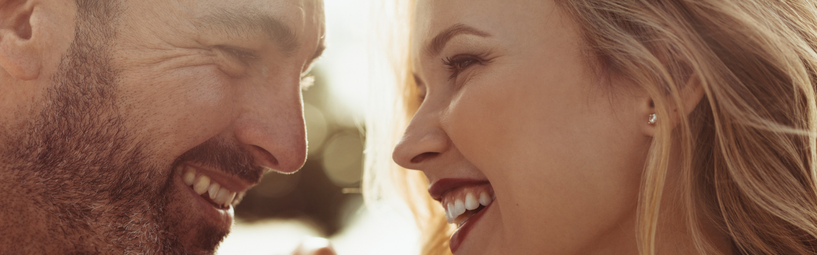 Glückliches Paar schaut sich verliebt in die Augen.