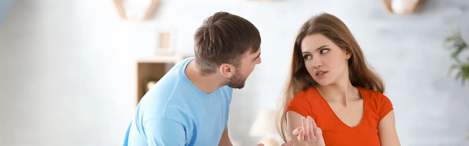 Mann schreit eine Frau an, während sie genervt wegschaut.