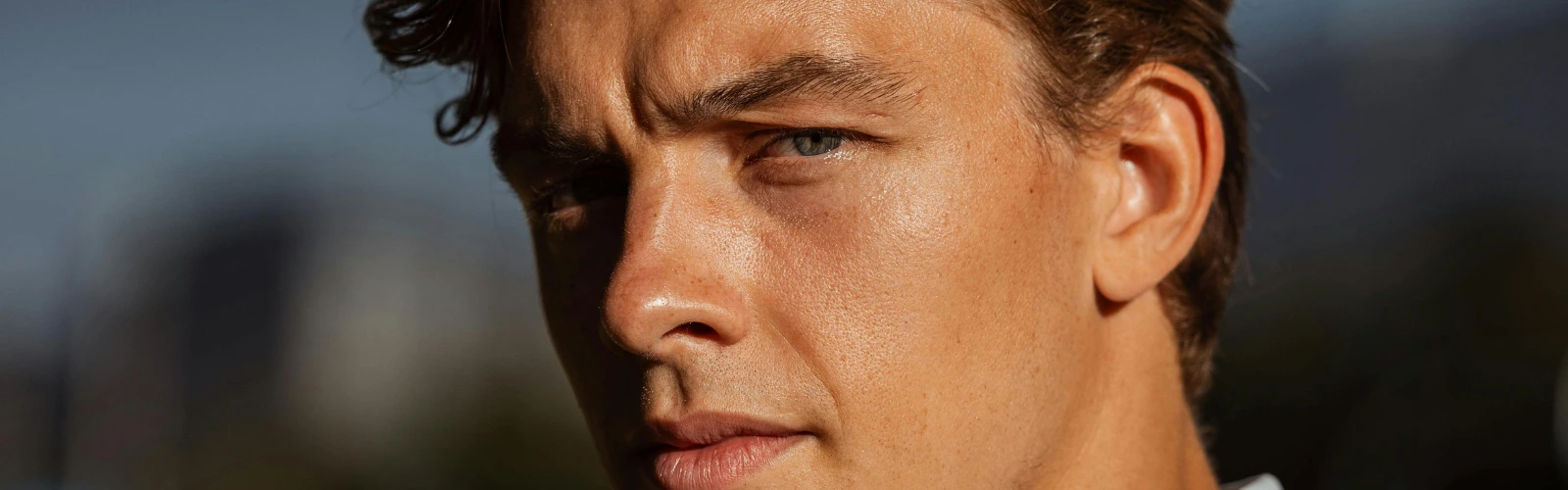 Prestigemen – Nahaufnahme eines nachdenklichen Mannes mit ernstem Blick.