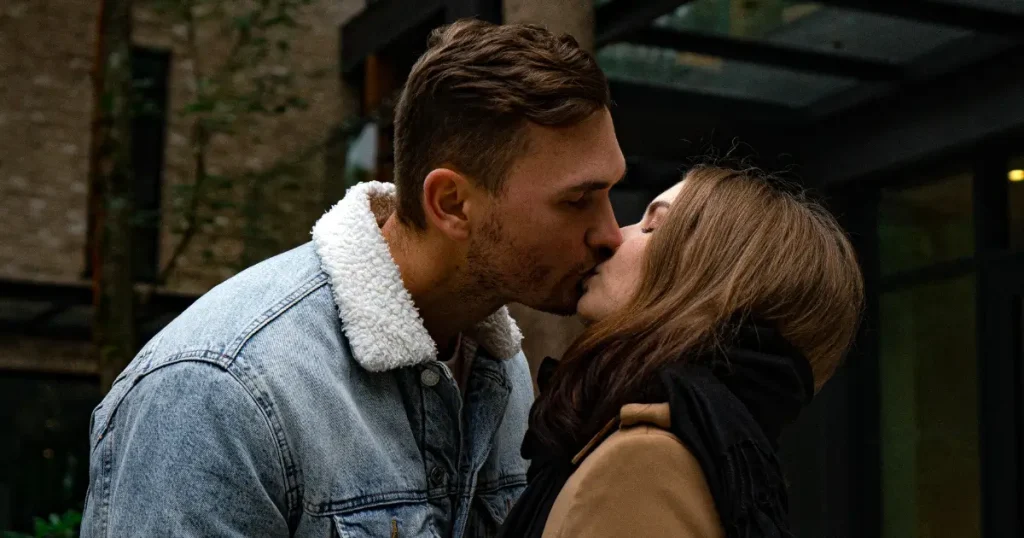 Ein Paar küsst sich beim ersten Date im Freien – Ratgeber zu Timing, Signalen und Tipps von Prestigemen