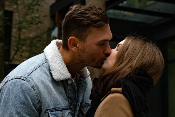 Ein Paar küsst sich beim ersten Date im Freien – Ratgeber zu Timing, Signalen und Tipps von Prestigemen