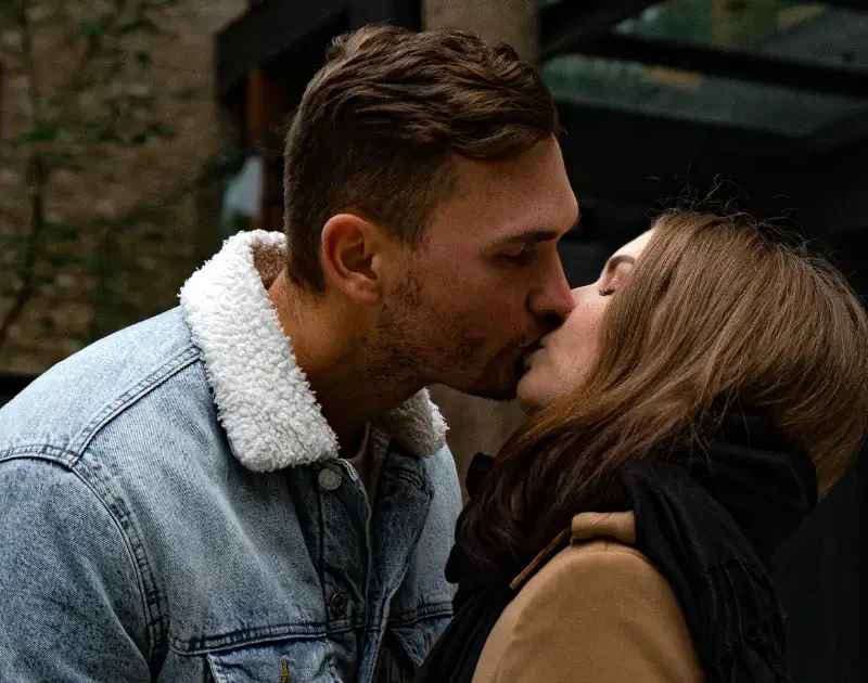 Ein Paar küsst sich beim ersten Date im Freien – Ratgeber zu Timing, Signalen und Tipps von Prestigemen