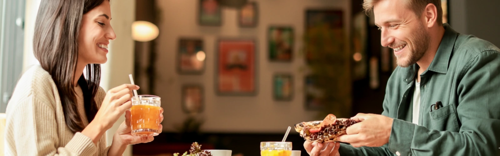 Glückliches Paar beim gemeinsamen Essen und Saft trinken.