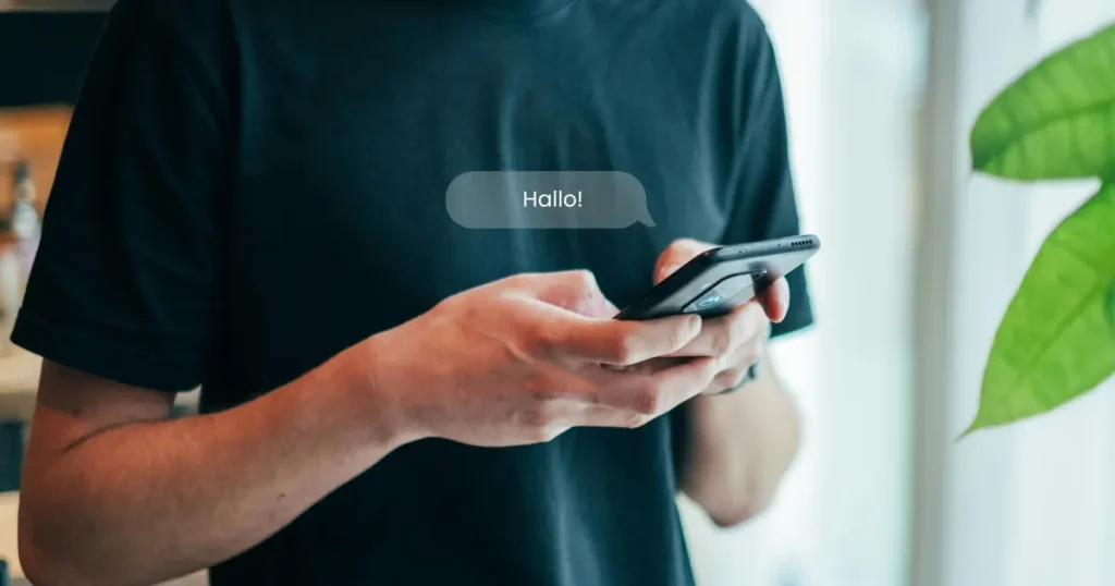 Nahaufnahme eines Mannes, der eine „Hallo!“-Nachricht sendet.