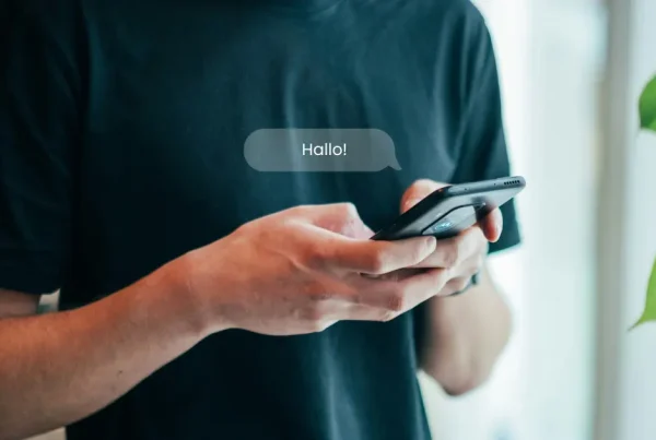 Nahaufnahme eines Mannes, der eine „Hallo!“-Nachricht sendet.