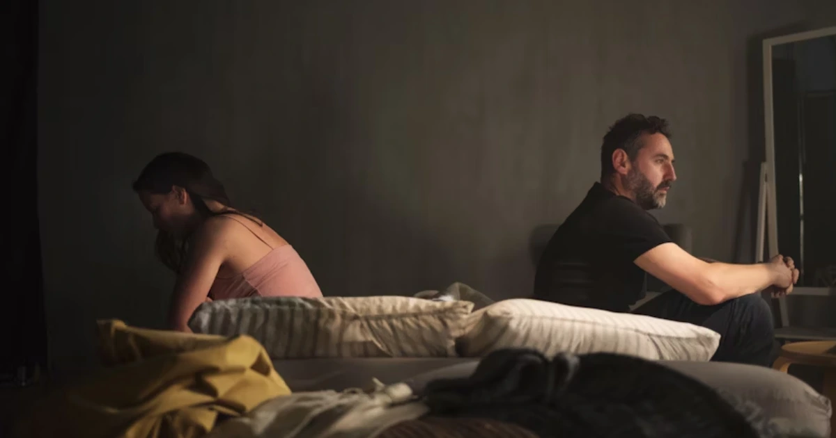 Partner fremdgegangen? Anzeichen & typisches Verhalten für Untreue