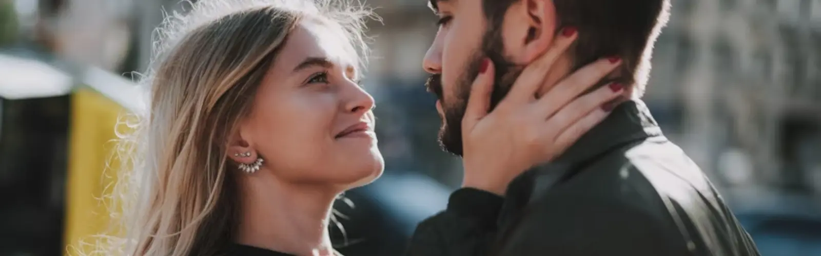 Nahaufnahme eines Paares im intensiven, liebevollen Blickkontakt, die Zuneigung und Vertrauen zeigt.