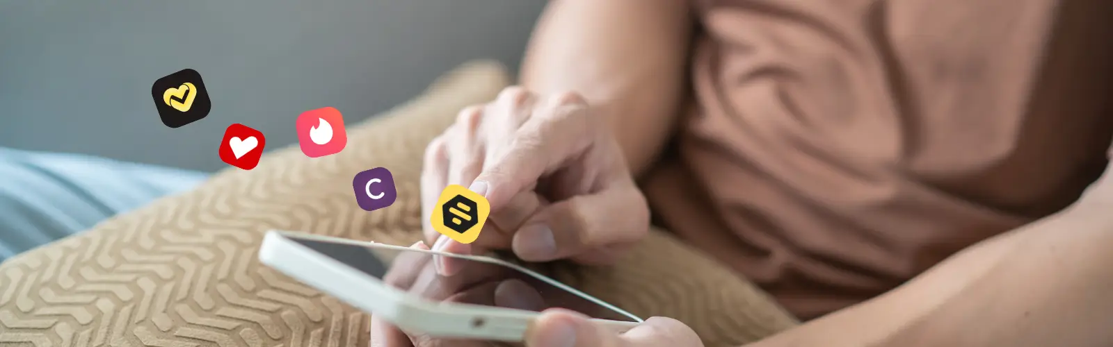 Mann hält Smartphone mit Icons der bekanntesten Dating-Apps im direkten Vergleich