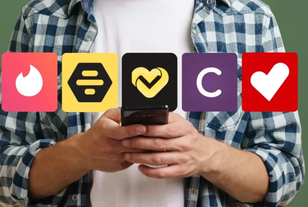 Person nutzt Smartphone mit Icons bekannter Dating-Apps beim Online-Dating 2026