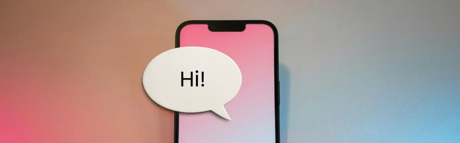 Smartphone mit Chat-Blase und Begrüßung als Symbol für den ersten Kontakt