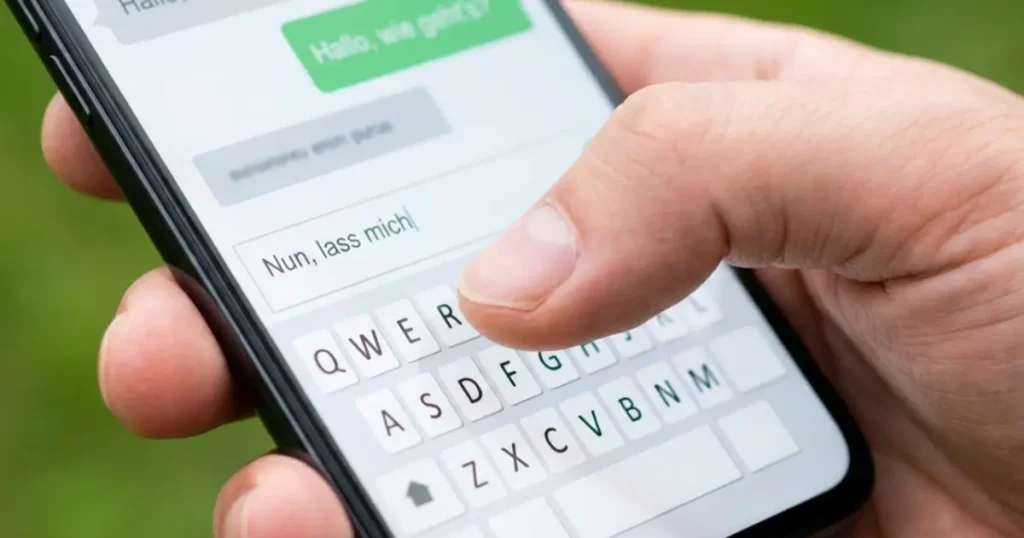 Mann tippt eine erste Nachricht auf dem Smartphone in einer Chat-App