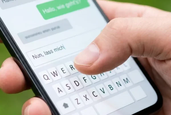 Mann tippt eine erste Nachricht auf dem Smartphone in einer Chat-App