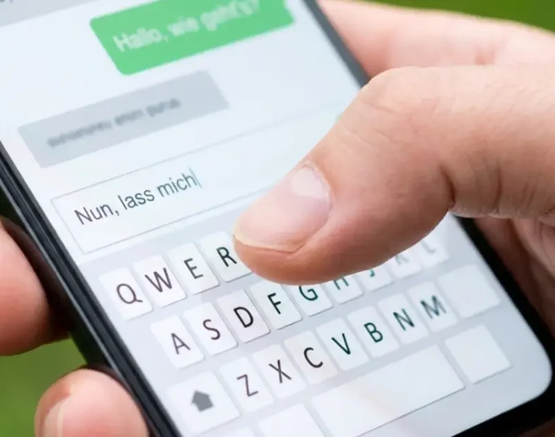 Mann tippt eine erste Nachricht auf dem Smartphone in einer Chat-App