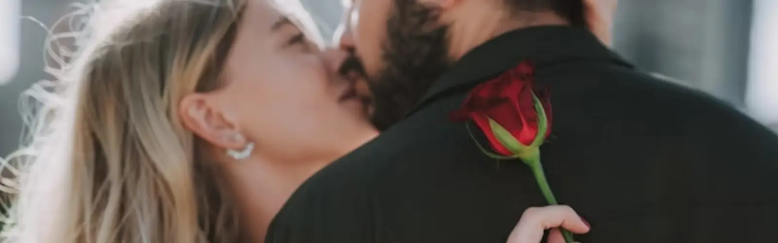 Ein Paar küsst sich liebevoll, symbolisch für das Zusammenspiel männlicher und weiblicher Energie.