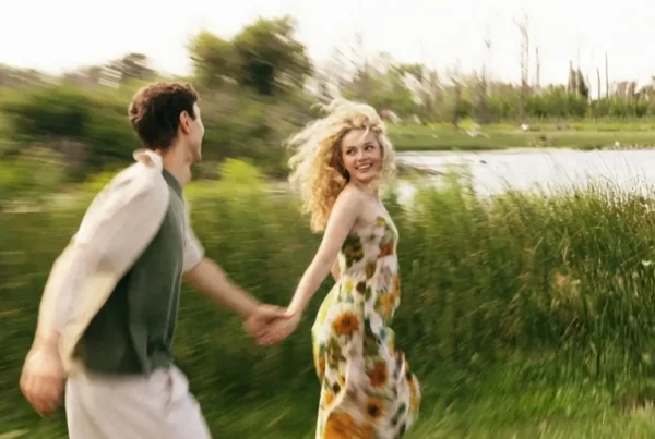 Ein Paar läuft Hand in Hand durch die Natur und zeigt spielerische und entschlossene Energie.