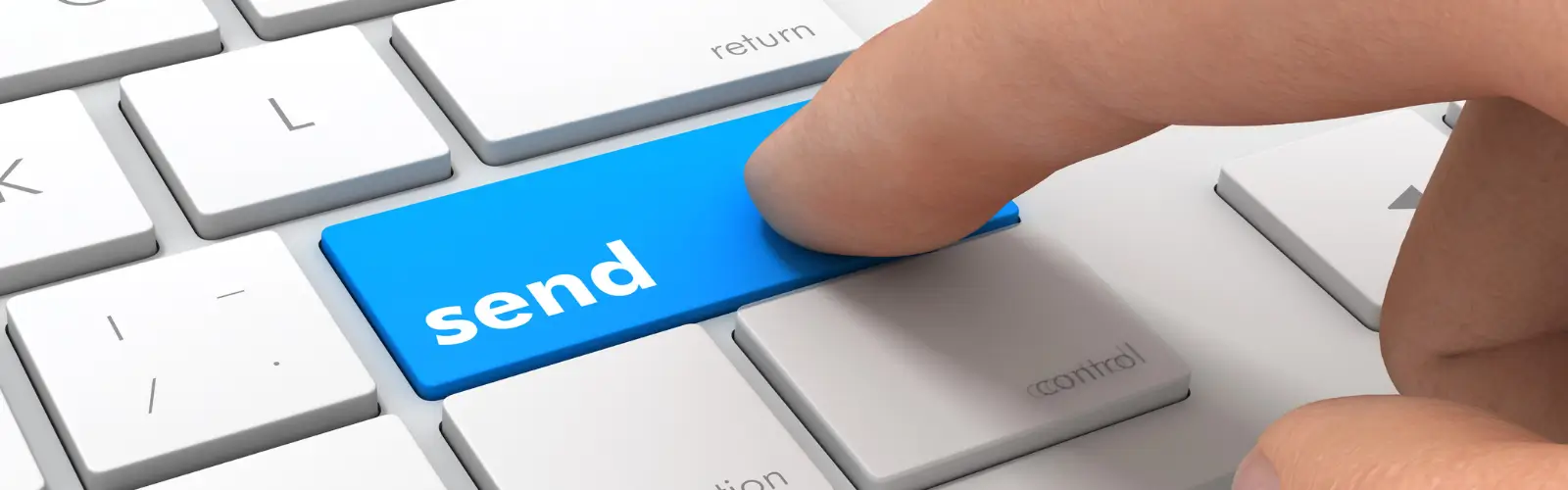 Finger kurz vor dem Drücken der Senden-Taste auf einer Tastatur