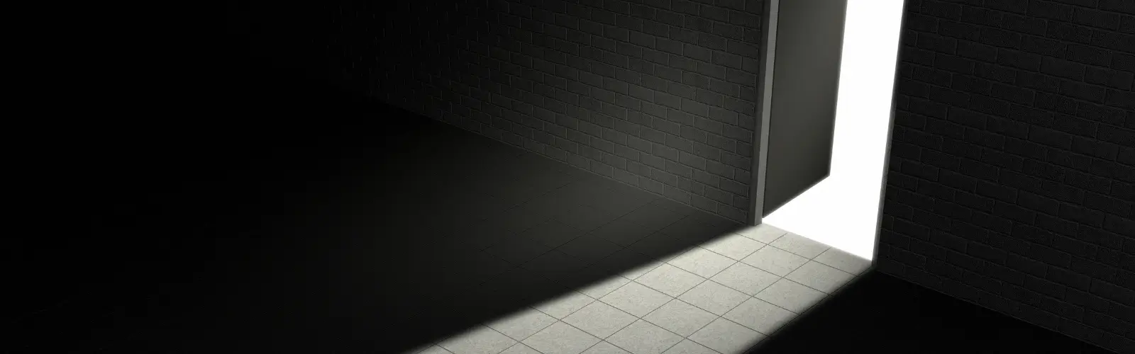 Ein dunkler Raum mit einer weit geöffneten Tür, durch die helles Licht fällt – Metapher für den Ausstieg aus einer toxischen Beziehung.