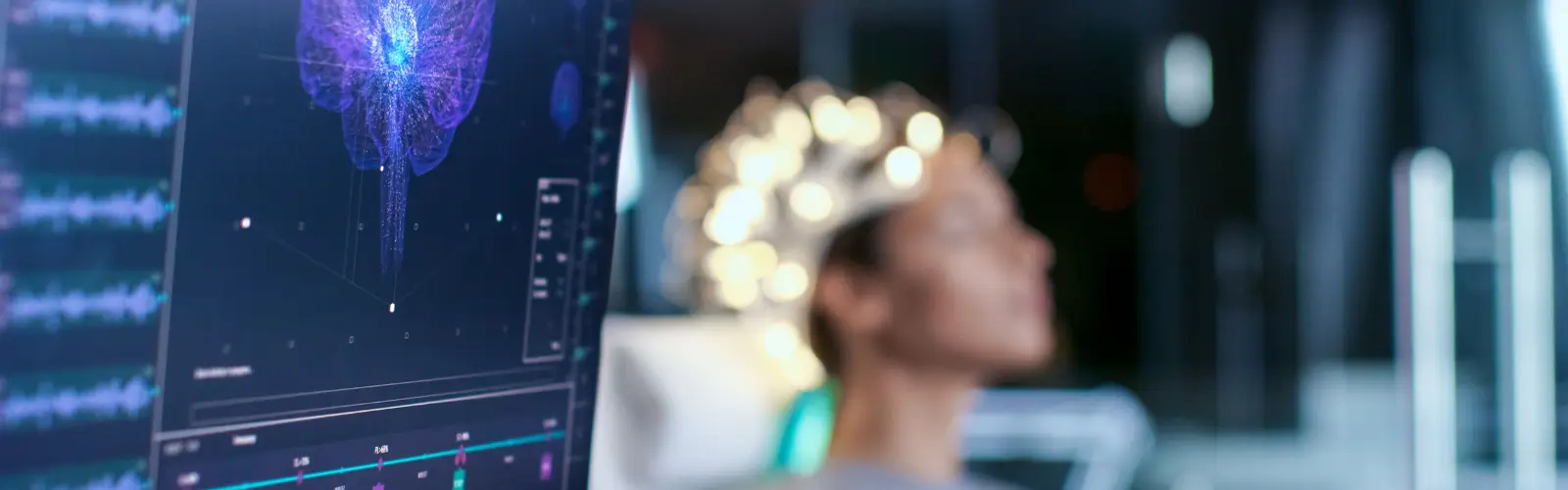 Neurowissenschaftliche Darstellung des Gehirns mit Person im Hintergrund während einer Untersuchung.