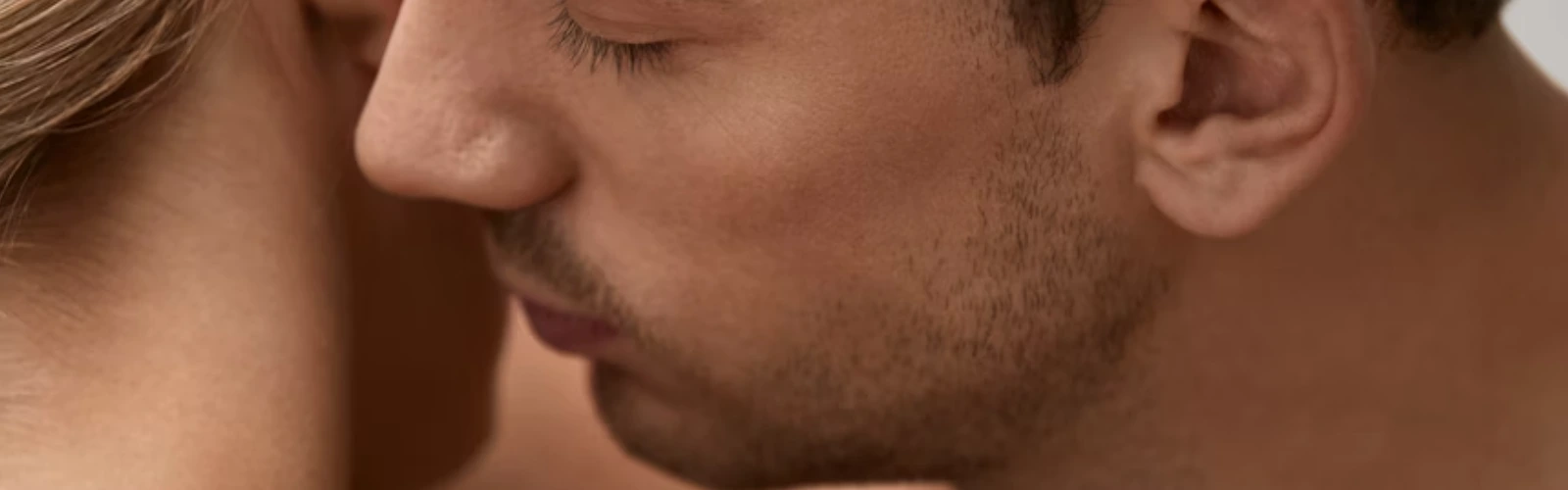Detailaufnahme eines Mannes in einem Moment der Nähe, die die Sensibilität und die Ursachen für Libidoverlust verdeutlicht.