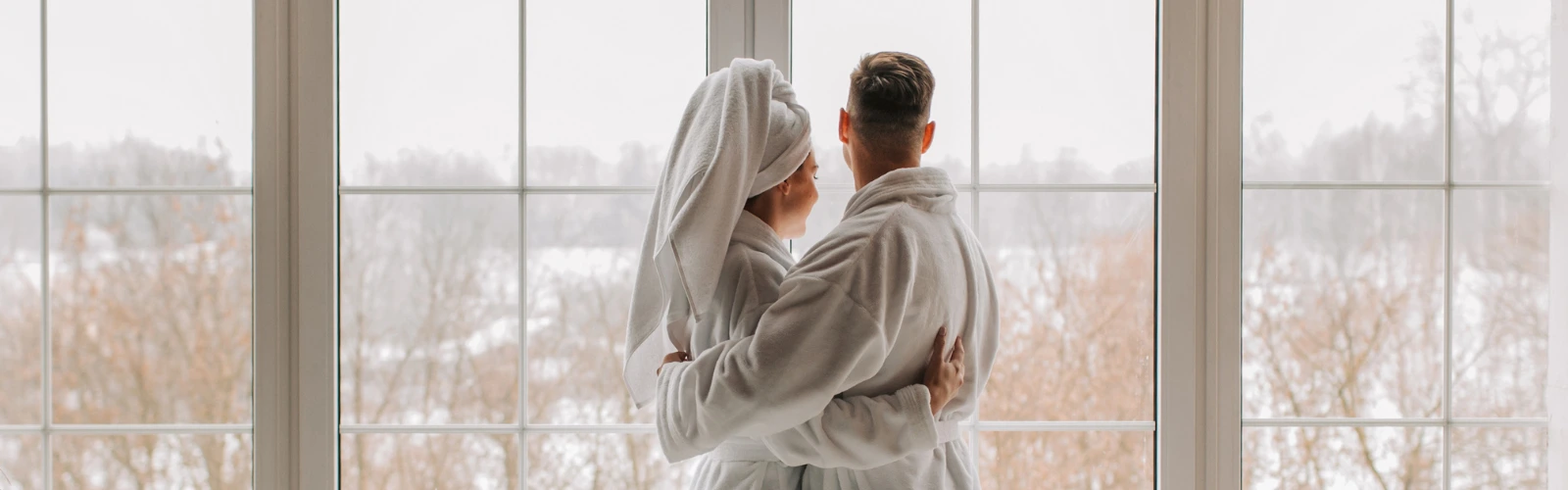 Ein Paar blickt gemeinsam aus dem Fenster und symbolisiert Geduld und den langfristigen Erfolg bei der Steigerung der Libido.